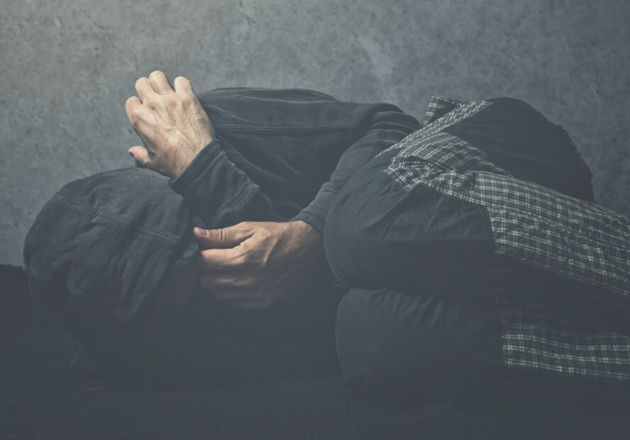 мужчина лежит на полу